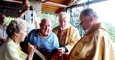 Bp Tadeusz Rakoczy ze Stefanem Jakubowskim i jego żoną Danutą. W środku - ks. prał. Stanisław Czernik