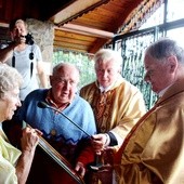 Bp Tadeusz Rakoczy ze Stefanem Jakubowskim i jego żoną Danutą. W środku - ks. prał. Stanisław Czernik