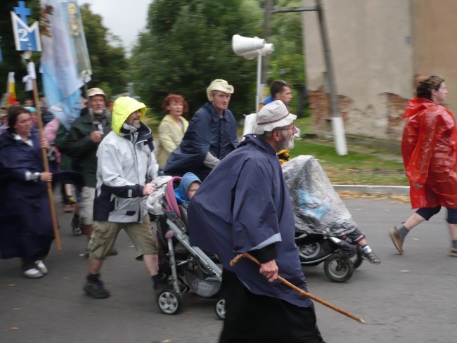 Pożegnali Ujazd w deszczu