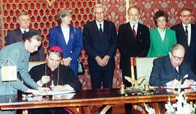 28 lipca 1993 konkordat między Stolicą Apostolską a Rzecząpospolitą Polską podpisali nuncjusz apostolski abp Józef Kowalczyk i minister spraw zagranicznych Krzysztof Skubiszewski. W uroczystości uczestniczyli także: prezydent Lech Wałęsa, premier Hanna Suchocka, marszałek Sejmu Wiesław Chrzanowski, marszałek Senatu August Jan Chełkowski, wicemarszałek Senatu Alicja Grześkowiak i wicepremier  Henryk Goryszewski