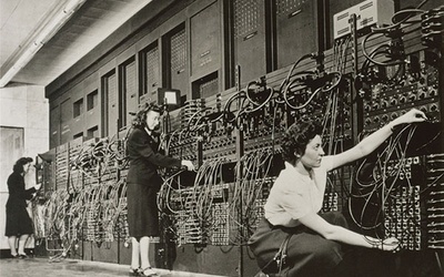 ENIAC, czyli Elektroniczny Numeryczny Integrator i Komputer, wybudowany  w połowie lat 40.  XX wieku w USA, pracował głównie na potrzeby wojska