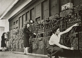 ENIAC, czyli Elektroniczny Numeryczny Integrator i Komputer, wybudowany  w połowie lat 40.  XX wieku w USA, pracował głównie na potrzeby wojska