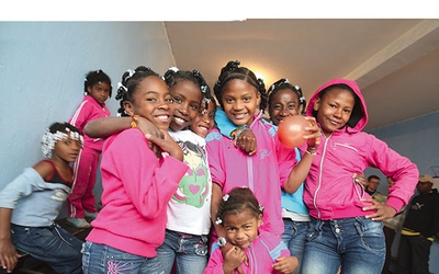 Młode Afrokolumbijki pozują  do zdjęć niczym zawodowe modelki