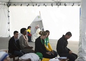 27.07.2013. Rio de Janeiro. Brazylia. Podczas Światowych Dni Młodzieży w parku Quinta da Boa Vista papież Franciszek wyspowiadał kilka osób. W namiotach trwała adoracja. 