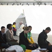27.07.2013. Rio de Janeiro. Brazylia. Podczas Światowych Dni Młodzieży w parku Quinta da Boa Vista papież Franciszek wyspowiadał kilka osób. W namiotach trwała adoracja. 