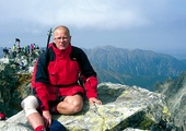 Szczyt im trudniej zdobyty, tym większą przynosi satysfakcję  – podkreśla K. Bywalec, na zdjęciu na Rysach (2503 m n.p.m.) 