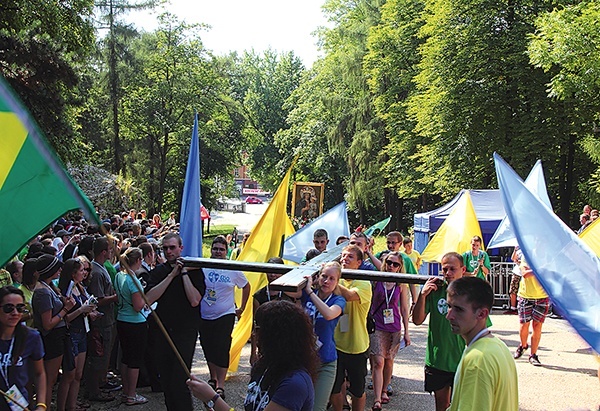 Młodzież, tak jak na ŚDM, wnosi krzyż i obraz Matki Bożej