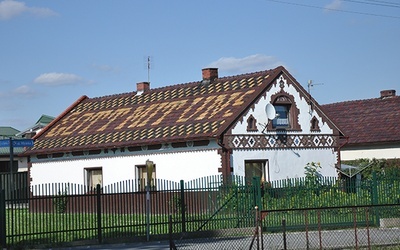 Długi i wąski „jamnik” w Górkach k. Opola, z czerwonej cegły, ze zdobionym dachem i szczytem, to przykład typowej śląskiej zabudowy