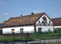 Długi i wąski „jamnik” w Górkach k. Opola, z czerwonej cegły, ze zdobionym dachem i szczytem, to przykład typowej śląskiej zabudowy