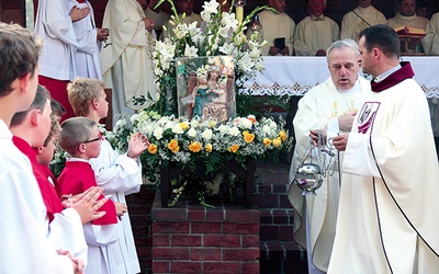  Ks. W. Lenart okadza figurkę św. Anny Samotrzeciej z Olesna