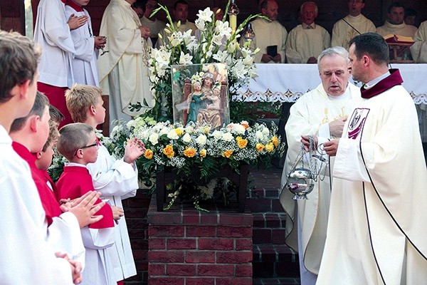  Ks. W. Lenart okadza figurkę św. Anny Samotrzeciej z Olesna