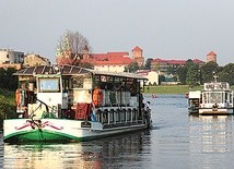 W procesji statków i barek po Wiśle wzięły udział zarówno większe, jak i mniejsze jednostki