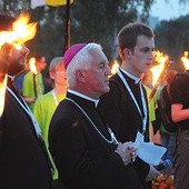 W Drodze Światła z młodzieżą szedł bp Jan Szkodoń, który później przewodniczył Mszy św. w kościele bł. Jana Pawła II