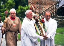  Uroczystość rozpoczęła się procesją z figurą św. Jakuba przy śpiewach scholi teatru Węgajty