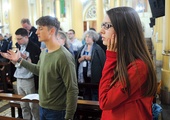  Monika Łada w czasie modlitwy uwielbienia tuż przed wygłoszeniem swojego świadectwa