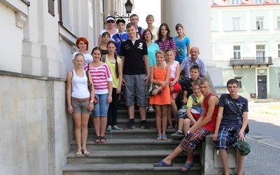Goście z Wileńszczyzny chwilę po tym, jak zwiedzili Muzeum im. Jacka Malczewskiego. Z lewej Zofia Litwin, z prawej Jan Maniak