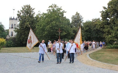 Procesja z obrazem św. Anny przeszła przez park Muzeum Romantyzmu do kościoła parafialnego