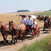  Na tegoroczną pielgrzymkę do polnej kaplicy  wyruszyło 26 wierzchowców i 10 bryczek