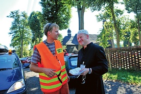 Ks. Bernard Plucik (po prawej)  z ks. Sebastianem Benszem na trasie pielgrzymki