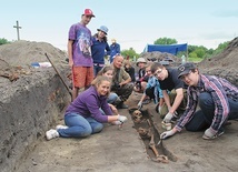  – Ten szkielet datuje się na koniec osiemnastego, początek dziewiętnastego wieku – mówi uczniom Letniej Szkoły Archeologii Maciej Trzeciecki (kuca trzeci z lewej). Stoi Barbara Fuglewicz