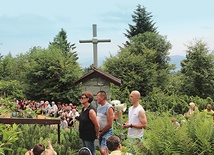Modlitwa  na górskiej polanie wokół kaplicy, przy krzyżu „Ludziom gór”