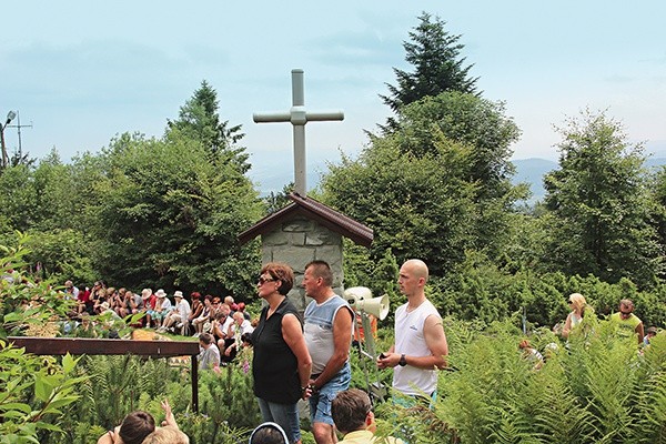 Modlitwa  na górskiej polanie wokół kaplicy, przy krzyżu „Ludziom gór”