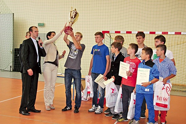 Puchar odbiera drużyna Franciszkańskiego Klubu Sportowego