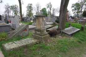 Zabytkowe grobowce na łowickim cmentarzu Emaus zostaną w tym roku odnowione