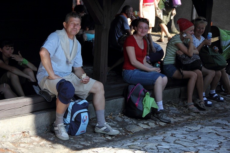 68. Pielgrzymka Rybnicka - dzień 3. - postój w Miasteczku Śl. 