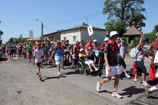 68. Pielgrzymka Rybnicka - dzień 4. - przedmieścia Częstochowy