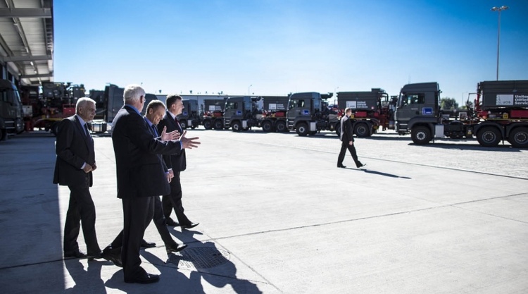 Premier Donald Tusk z wizytą w bazie United Oilfield Services w Łowiczu