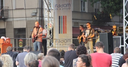 Zespół Jafia Namuel, jeden z najważniejszych zespołów w historii polskiego reggae, na scenie w Radomiu