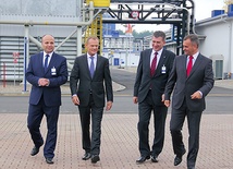 Premiera Donalda Tuska i ministra skarbu Włodzimierza Karpińskiego (z prawej) powitali i oprowadzili po kopalni, prezes zarządu PGNiG Jerzy Kurella (z lewej) i dyrektor oddziału Sławomir Kudela (obok premiera)