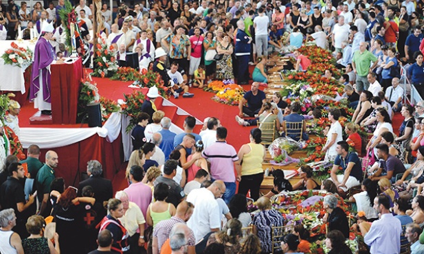  30.07.2013. Moterusciello. Włochy. Msza święta pogrzebowa 38 ofiar tragicznego wypadku autokaru, który wydarzył się 28 lipca. Autobus wiózł 48 pielgrzymów z Pietrelciny, sanktuarium św. Ojca Pio. Koło Neapolu z niewiadomych przyczyn spadł z wiaduktu wysokości 30 metrów.