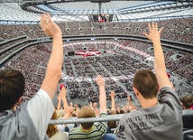 Abp Hoser, zwołując wielkie ewangelizacyjne spotkanie na Stadionie Narodowym, zrealizował to, o co prosił Franciszek w Rio: „Chcę, żeby Kościół szedł ulicami”. Media głównego nurtu tego nie widzą. Do rangi sprawy narodowej podnoszą „wojenkę” zbuntowanego proboszcza 