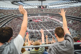 Abp Hoser, zwołując wielkie ewangelizacyjne spotkanie na Stadionie Narodowym, zrealizował to, o co prosił Franciszek w Rio: „Chcę, żeby Kościół szedł ulicami”. Media głównego nurtu tego nie widzą. Do rangi sprawy narodowej podnoszą „wojenkę” zbuntowanego proboszcza 