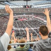 Abp Hoser, zwołując wielkie ewangelizacyjne spotkanie na Stadionie Narodowym, zrealizował to, o co prosił Franciszek w Rio: „Chcę, żeby Kościół szedł ulicami”. Media głównego nurtu tego nie widzą. Do rangi sprawy narodowej podnoszą „wojenkę” zbuntowanego proboszcza 