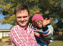 Szymon Hołownia z małym Szymonem z Zambii