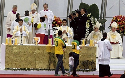 Haroldo Lucena i Maricelma da Silva z dziećmi przed papieżem Franciszkiem