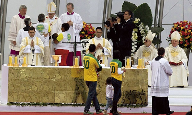 Haroldo Lucena i Maricelma da Silva z dziećmi przed papieżem Franciszkiem