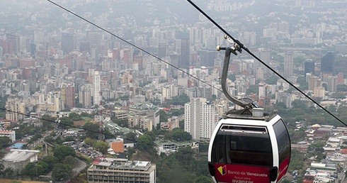 Kolejka na górę Ávila.  W tle panorama Caracas 