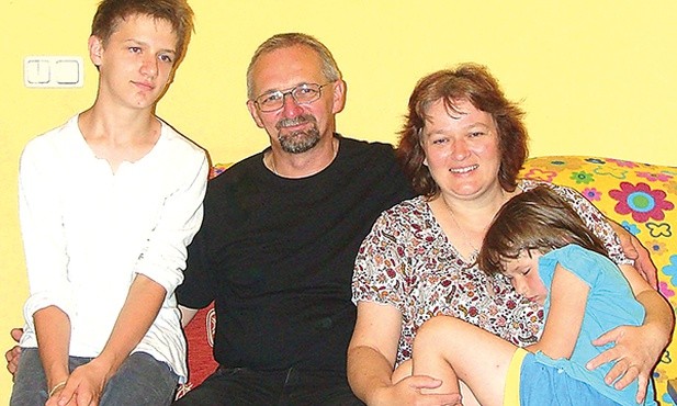 Rodzina Jonderków powierza się codziennie Najświętszemu Sercu Pana Jezusa. Od lewej: Kamil, Kornel, Dorota trzymająca Tereskę i Ania (najstarsza z córek Marysia była na wakacjach)