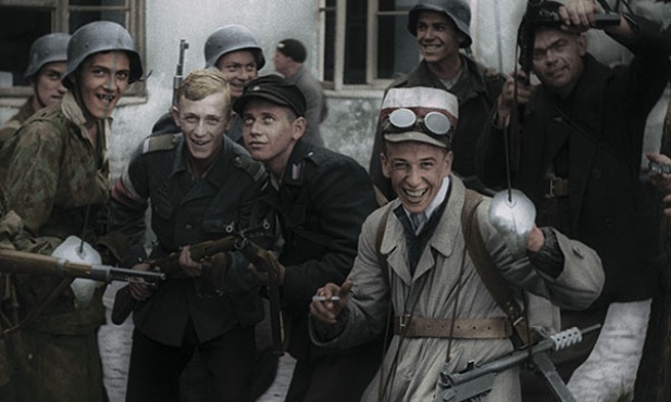 Zastosowanie koloru w filmie Komasy sprawiło, że wydarzenia historyczne zostały urealnione, a widzowie znajdą się tak blisko powstania jak nigdy wcześniej