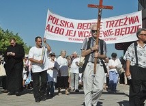 – Choroba alkoholowa dotyka nie tylko ludzi z tzw. marginesu. Zapadają na nią także osoby wykształcone: politycy, artyści, duchowni – mówił bp Cieślik