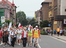 Zaolziańscy pielgrzymi  na granicznym moście na Olzie