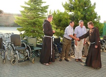  Gwardian o. Jerzy Kiebała dziękuje Belgom – Aurèle’owi i René. Obok wikary o. Jerzy Steliga