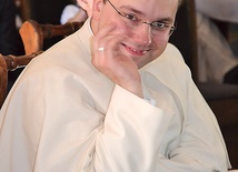 Ks. Piotr Szydełko CRL, w białej sutannie,  którą kanonicy regularni noszą w dni świąteczne (na co dzień noszą czarną)