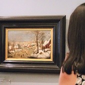 Obraz P. Brueghla ze ślizgawką i pułapką znajduje się na stałe w zbiorach Muzeum Narodowego