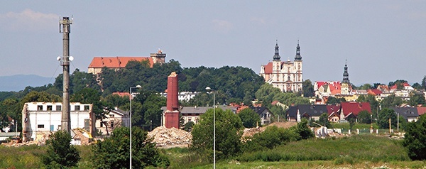  Otmuchów, widok od wschodu. Na pierwszym planie pozostałości cukrowni  (stan z 16 lipca)