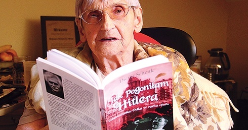  – Dieter Schenk to świetny facet. Dzięki niemu i jego książce na stare lata dostałam wiatru w żagle – mówi pani Budzimira
